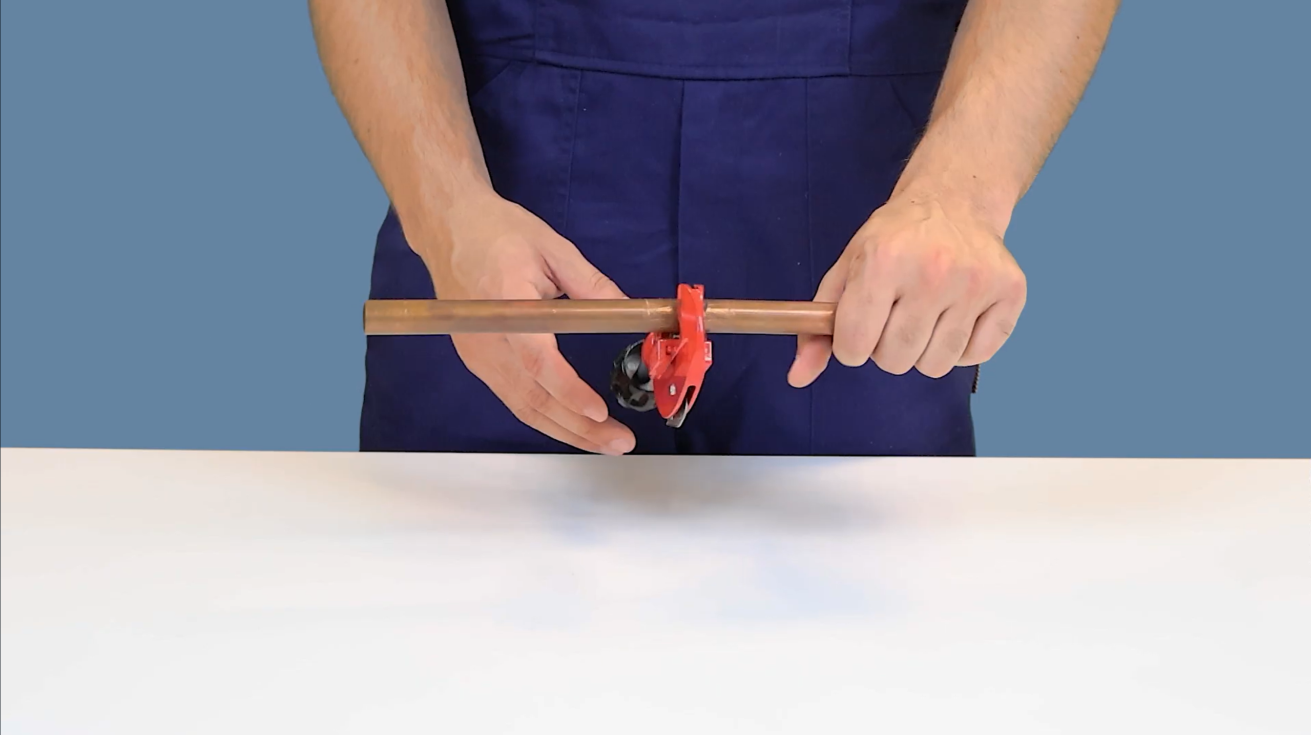 Démonstration de la coupe d'un tube avec une pince coupe-tube