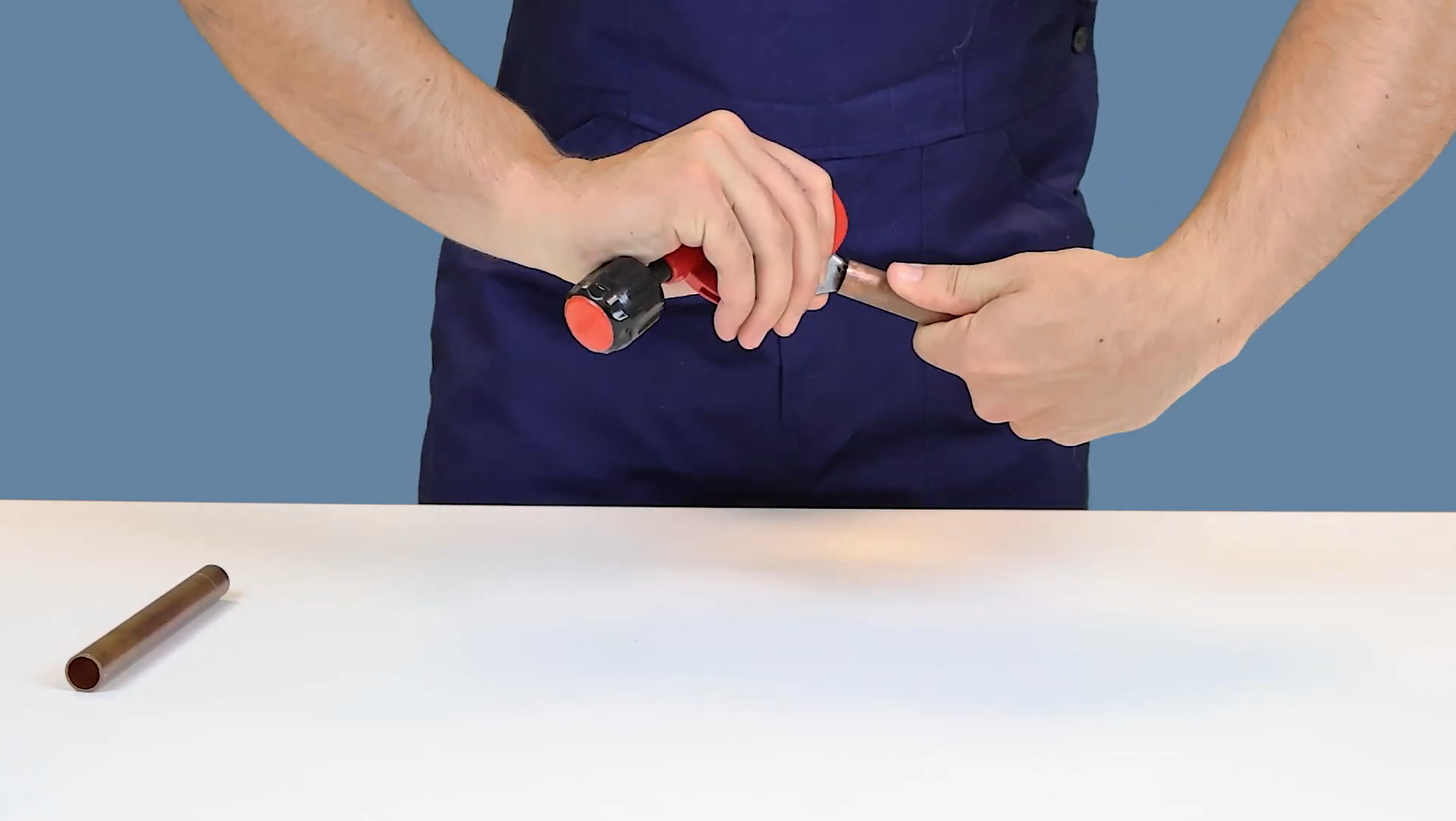 Utilisation d'un ébavureur sur un tube cuivre après découpe