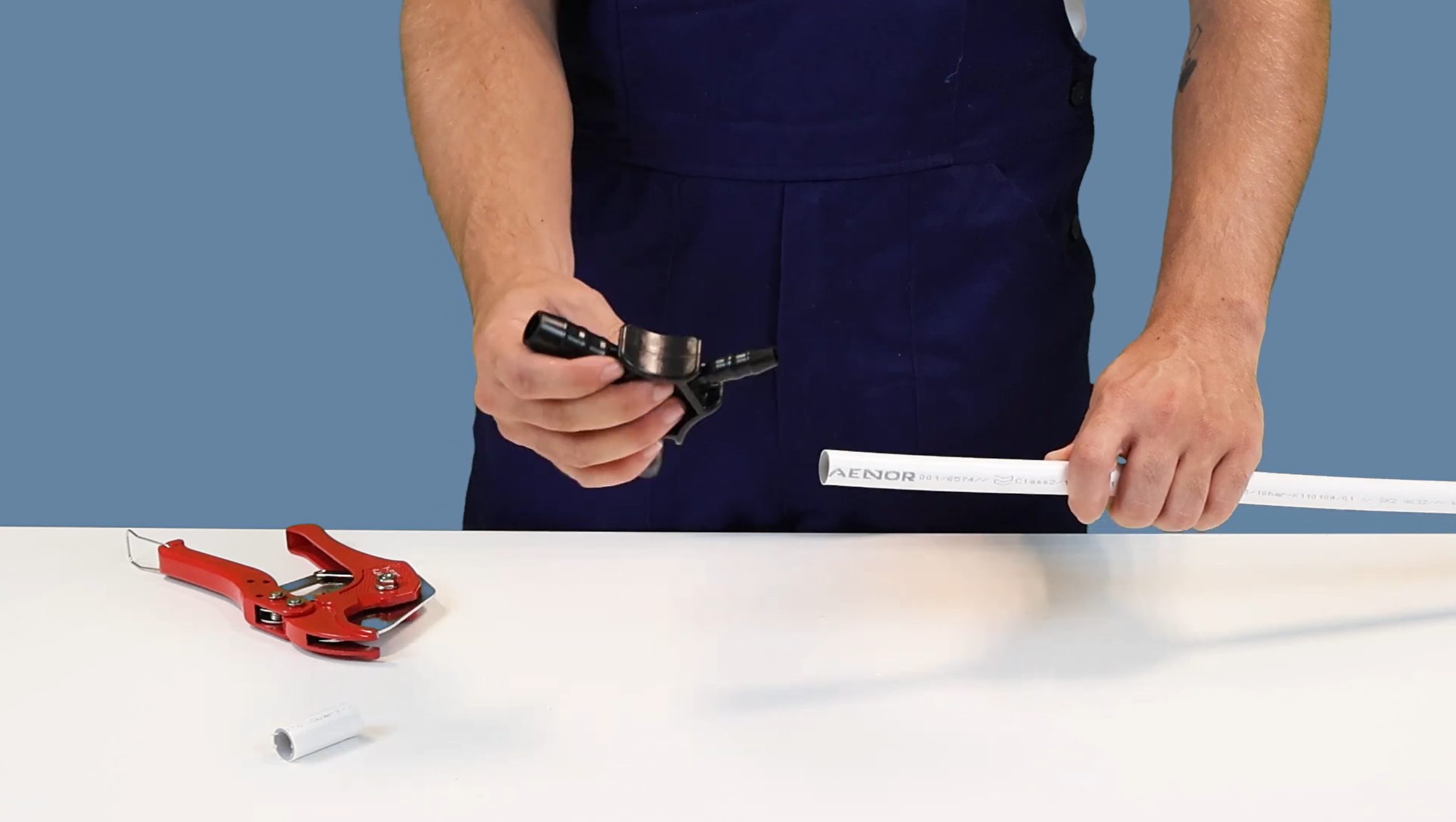 Vérification de la coupe du tube avant insertion dans le raccord Speedfit