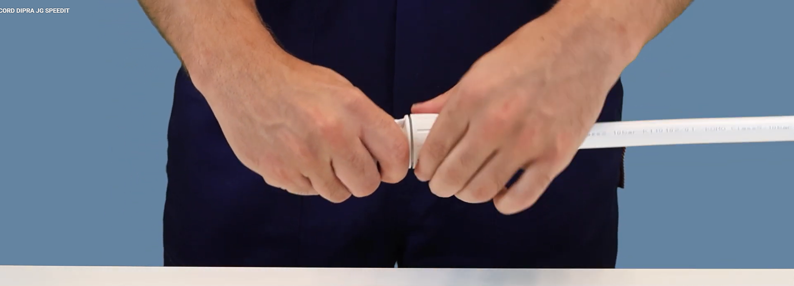 Vissage des bagues blanches pour activer le système Twist&Lock du raccord Speedfit
